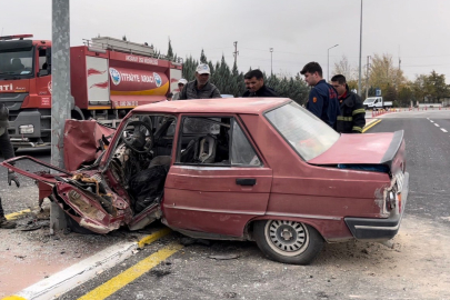 Direğe çarpan otomobil hurdaya döndü: 1’i ağır 2 yaralı