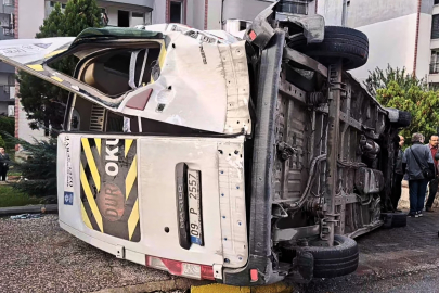 Öğrenci servisleri çarpıştı: 3 kişi yaralandı