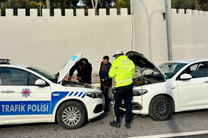 Trafik polisinden vatandaşa destek: Arızalı aracı çalıştırdılar