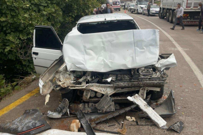 İki araç kafa kafaya çarpıştı: 4 yaralı