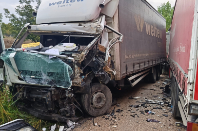 İnegöl’de iki kamyon kafa kafaya çarpıştı: 1 sürücü yaralandı