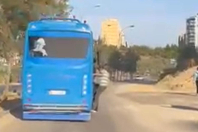 Adana'da tehlikeli görüntü: Kapısı açık otobüste yolculuk