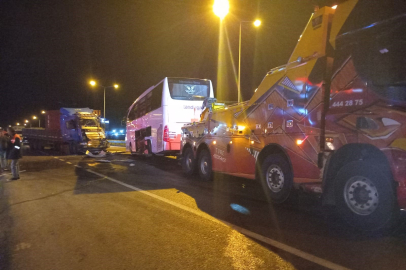 Bozüyük'te yolcu otobüsü ile TIR çarpıştı: 20 yaralı