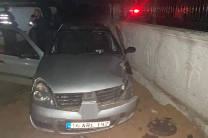 İnegöl’de otomobil duvara çarptı: 3 yaralı