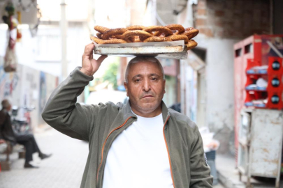 20 yıl simit sattı, 49 yaşında atanınca annesi inanmadı