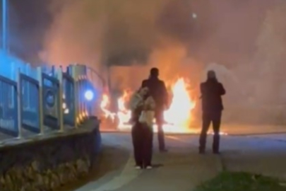 Bursa'da minibüs alev alev yandı