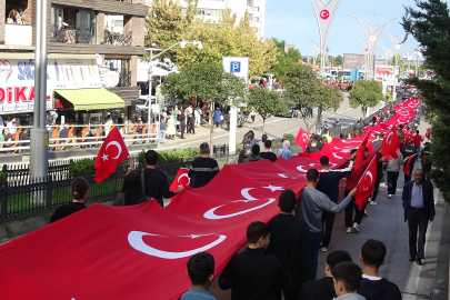 1919 metrelik Türk bayrağı eşliğinde ‘Cumhuriyet Yürüyüşü'
