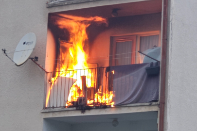 Balkonda çıkan yangın evi küle çeviriyordu