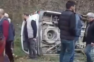 Orhaneli’nde yolcu minibüsü devrildi: 8 yolcu hafif yaralandı