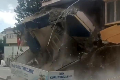 Sındırgı'da depremde hasar gören bina kendiliğinden yıkıldı