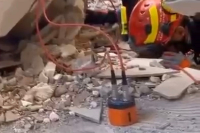 Gebze'deki çöken binada Dilara Bilir ile sesli temas anı görüntülendi