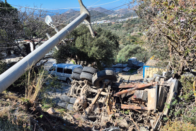 Kamyon şarampole devrildi, sürücü mahsur kaldı