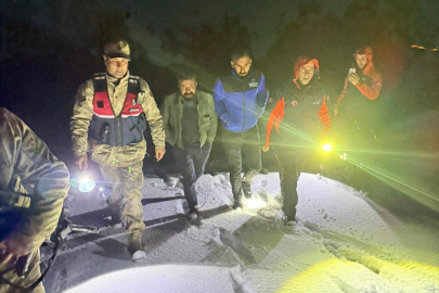 Karda mahsur kalan 2 kişi kurtarıldı