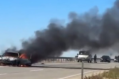 Seyir halindeki otomobil alev alev yandı