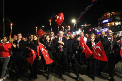 Mudanya, Cumhuriyet’in 102. yılını denizden yürüyüşe, valsle kutladı
