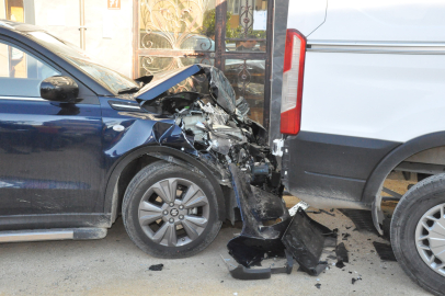 Otomobil park halindeki kamyonete çarptı, 2 yaralı