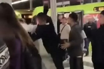 Bursa'da metroda yumruklar havada uçuştu