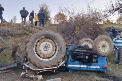 Devrilen traktörün altında kalan sürücü yaralandı