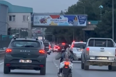 Yatarak motosiklet süren maganda kamerada