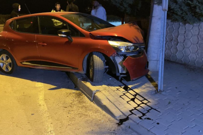 Bursa'da kontrolden çıkan otomobil, beton direğe çarptı