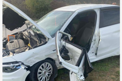 Sakarya’da iki otomobil çarpıştı: 1’i ağır 5 yaralı