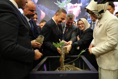 Anahtar Parti 1'inci yaşında salona sığmadı