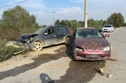 İki araç kafa kafaya çarpıştı: 2 yaralı