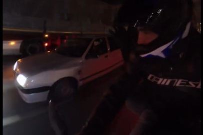 Trafikte şok anlar: Motosiklete çarpıp gitti