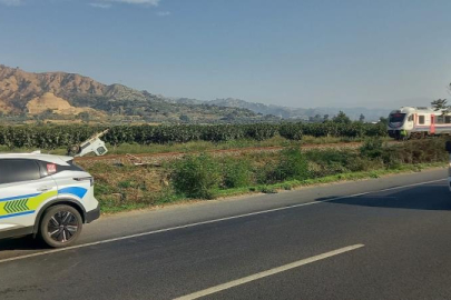 Trenin çarptığı kamyonet ikiye bölündü: 1 yaralı