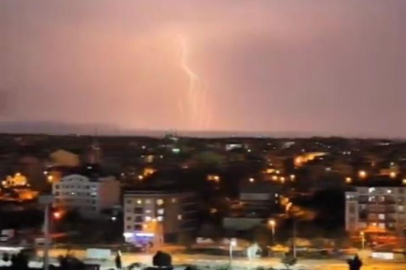 Bursa'da şimşekler geceyi gündüze çevirdi