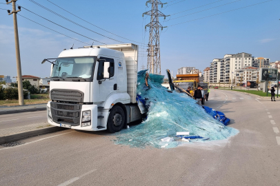 Kamyon devrildi, camlar etrafa saçıldı