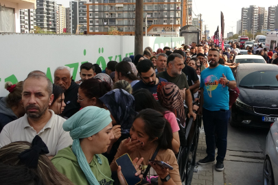 Saatlerce kuyruk beklediler