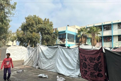 Gazze’de çocuklar enkaza dönen okullarda ders başı yaptı