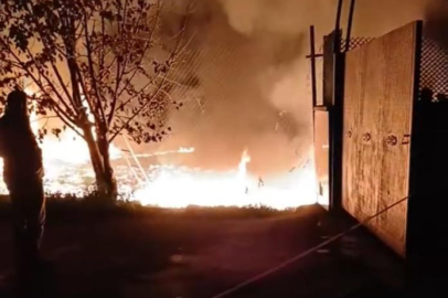 Bursa’da trafo yangını meyve kasalarına sıçradı