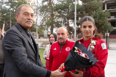 Evin Erginoğuz çiçeklerle karşılandı