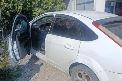 Otomobilin camını kırıp 50 bin TL çaldı