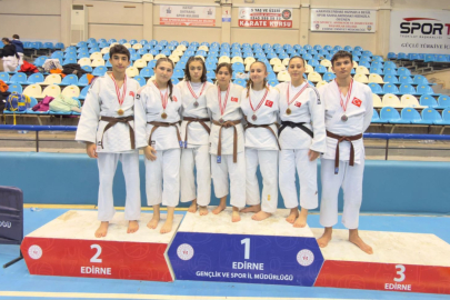 Gemlik Belediyespor madalyaları topladı