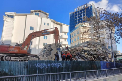 Yıkım çalışması gerçekleştiren bina çöktü