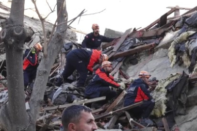 Yıkım çalışması gerçekleştiren bina çöktü