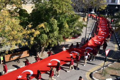 100 metrelik Türk ve KKTC bayrağıyla kortej yürüyüşü