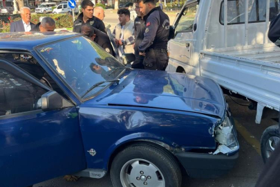 Bursa’da direksiyon hakimiyetini kaybeden sürücü kamyonete çarptı