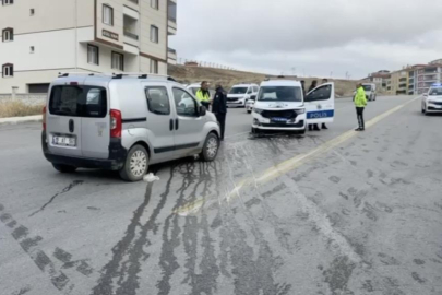 Çorum’da ekip aracı ile hafif ticari araç çarpıştı: 1 polis yaralı