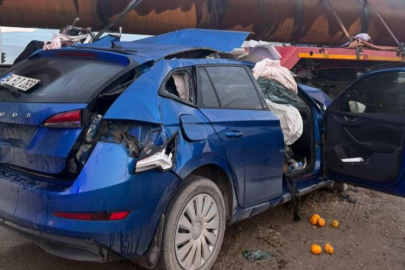 Otomobil, demir boru yüklü tırla çarpıştı: 2 yaralı