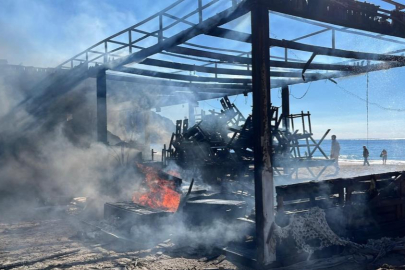 Plaj büfesi alev alev yandı