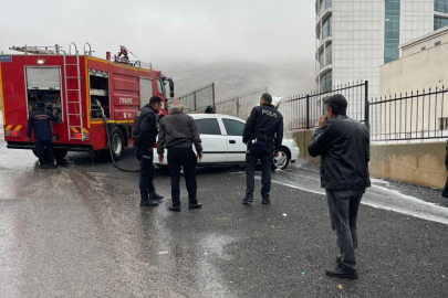 Park halindeki otomobil alev aldı