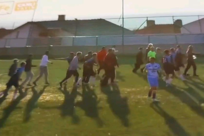 Taraftarlar sahaya girdi, maç tatil edildi