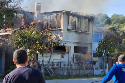 Bursa'da bir ev küle döndü, yanındaki bina hasar gördü