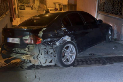 Bursa'da 'dur' ihtarına uymadı, 3 araca ve duvara çarptı