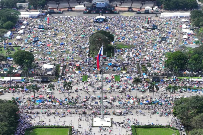 Filipinler’de halk sokaklara döküldü