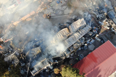 Korkunç yangında 5 konteyner ve 2 araç kül oldu